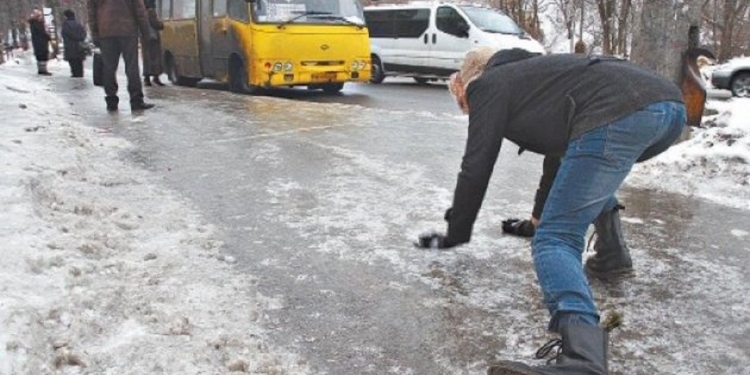 В БСП Киева коллапс из-за гололеда: “скорые” стоят в очереди
