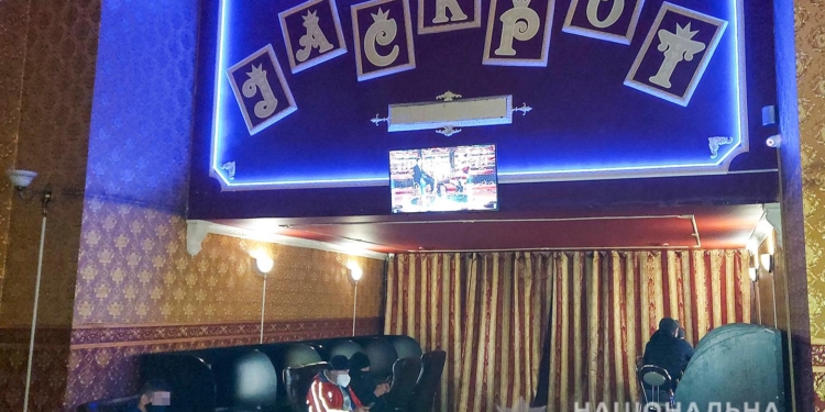 В центре Николаева полиция и спецназ штурмовали игорные заведения “для своих” (ФОТО, ВИДЕО)