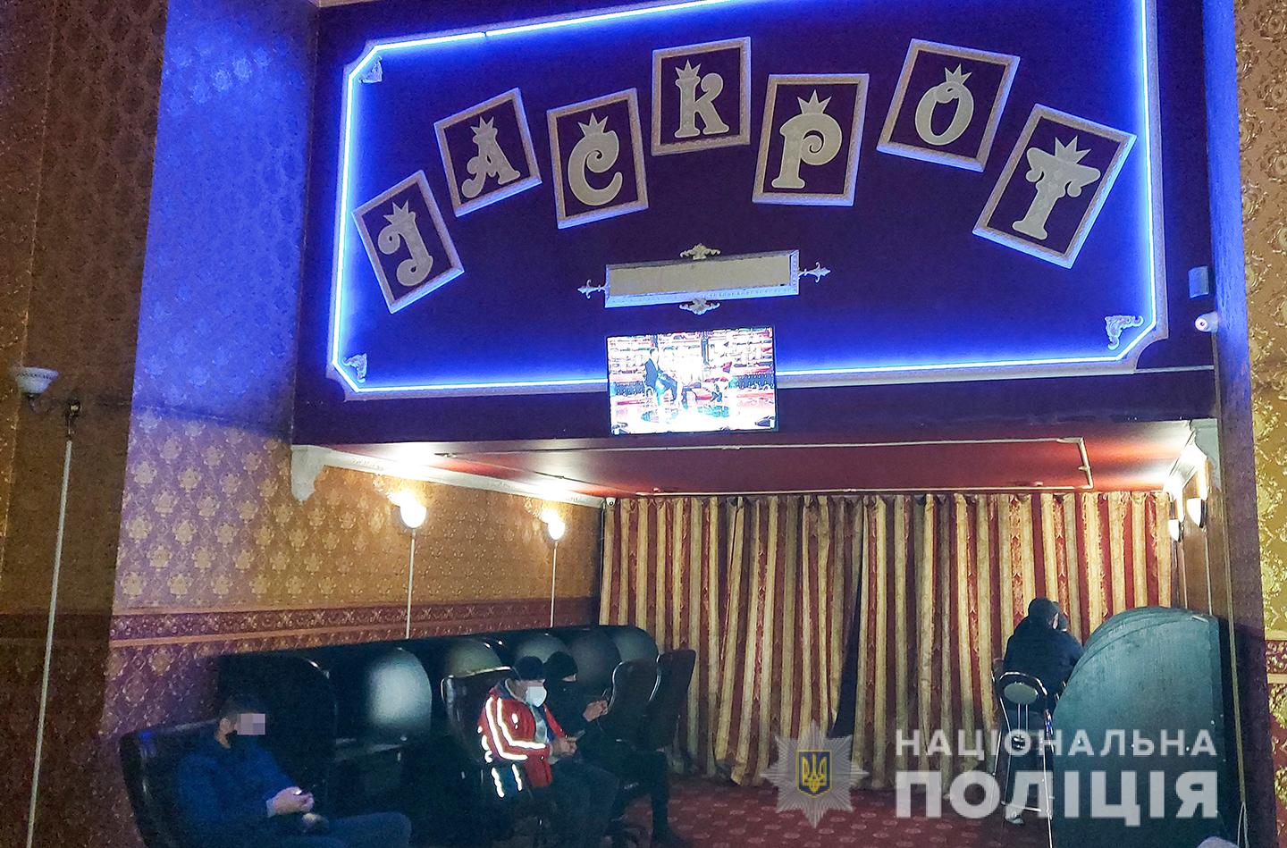 В центре Николаева полиция и спецназ штурмовали игорные заведения “для своих” (ФОТО, ВИДЕО)