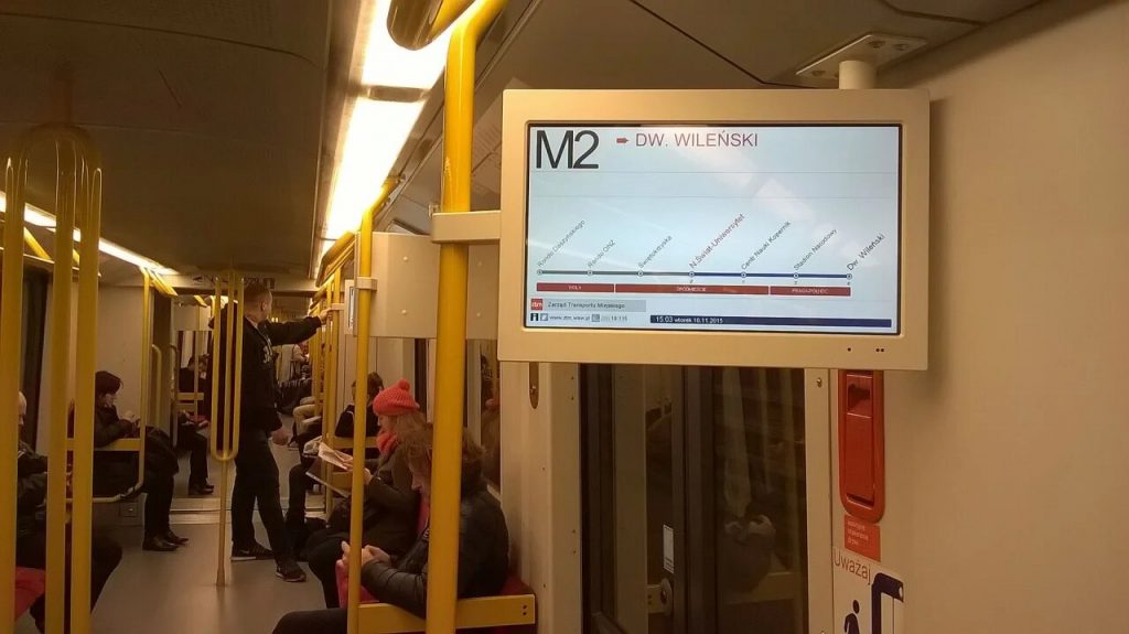 В Киевском метро ездит тестовый вагон с вертикальными поручнями (ФОТО) 1