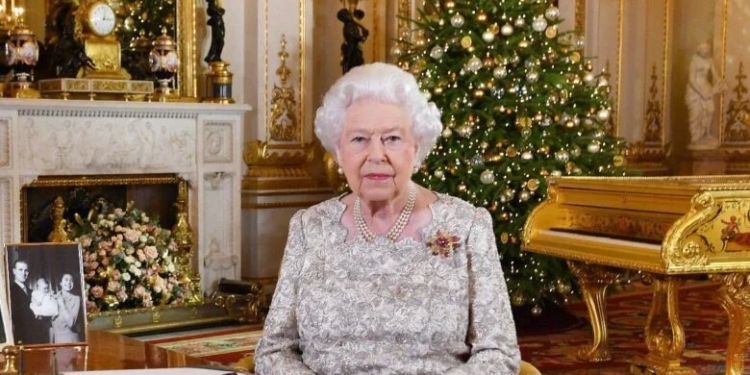 Виндзорский замок украсили к Рождеству: как выглядит елка Елизаветы II (ФОТО, ВИДЕО)