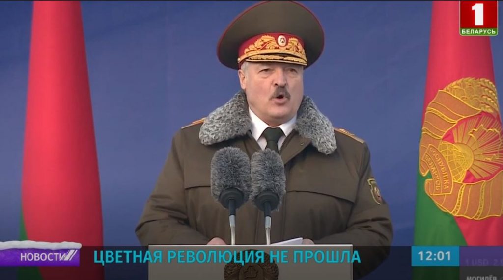 Лукашенко получил берет "настоящего омоновца" и пообещал защиту военным (ВИДЕО) 1