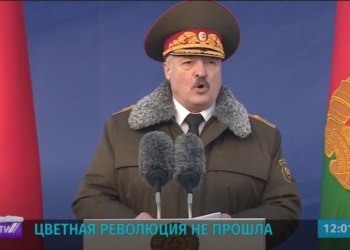 Лукашенко получил берет “настоящего омоновца” и пообещал защиту военным (ВИДЕО)