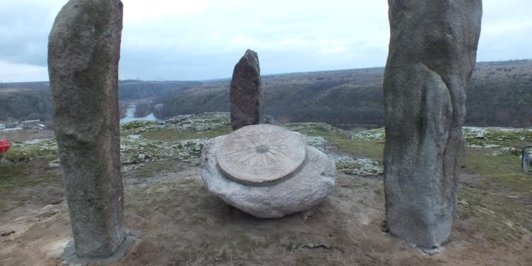 На Николаевщине решили воссоздать древнее святилище –  воткнули вверх ногами менгир бронзового века (ФОТО)