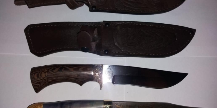 Из РФ в Украину везли сабли и ножи. Один – с клеймом “ФСБ” (ФОТО, ВИДЕО)