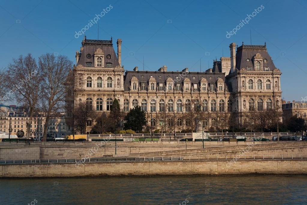 Слишком много женщин: городской совет Парижа оштрафовали из-за гендерной дискриминации 1