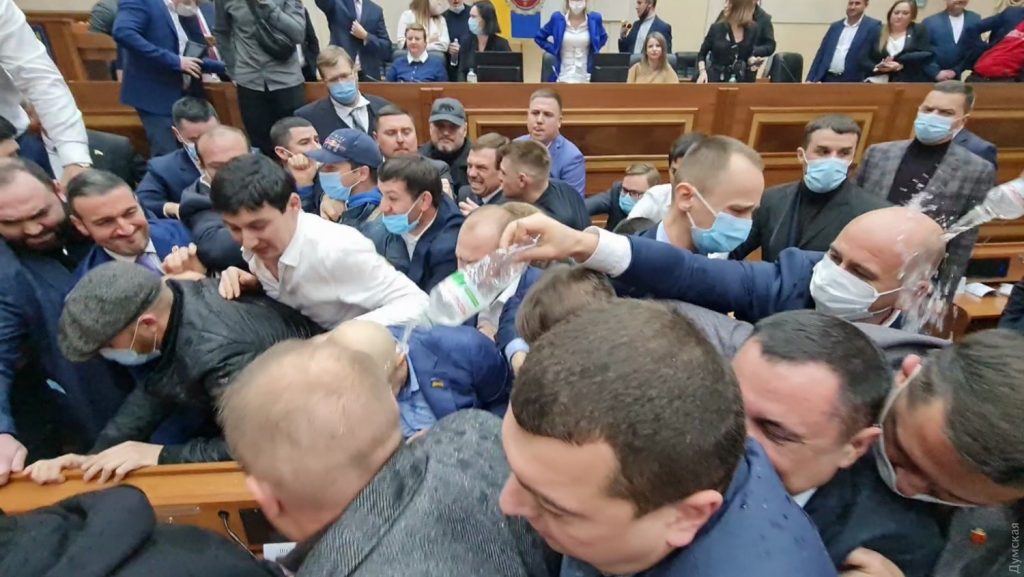 В Одесском облсовете новоизбранные депутаты подрались перед началом сессии (ВИДЕО) 1