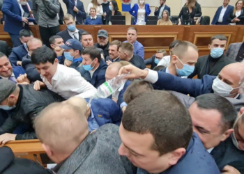 В Одесском облсовете новоизбранные депутаты подрались перед началом сессии (ВИДЕО)