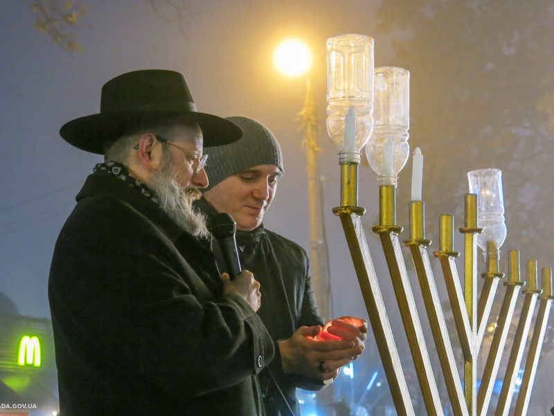 В Николаеве мэр и раввин зажгли ханукальные свечи