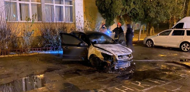 Во Львове сожгли автомобиль детектива НАБУ — он расследовал дело о «рюкзаках Авакова» (ФОТО)