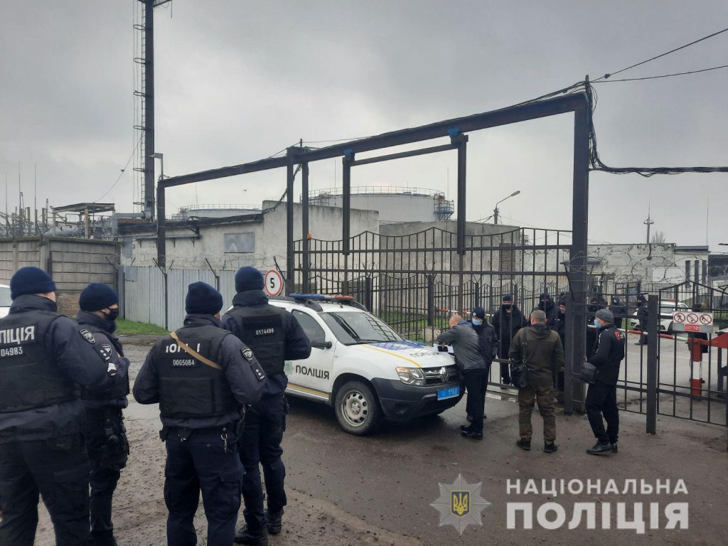 Николаевская полиция заявила о захвате предприятия на нефтебазе (ФОТО) 1