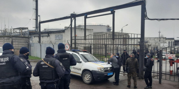 Николаевская полиция заявила о захвате предприятия на нефтебазе (ФОТО)