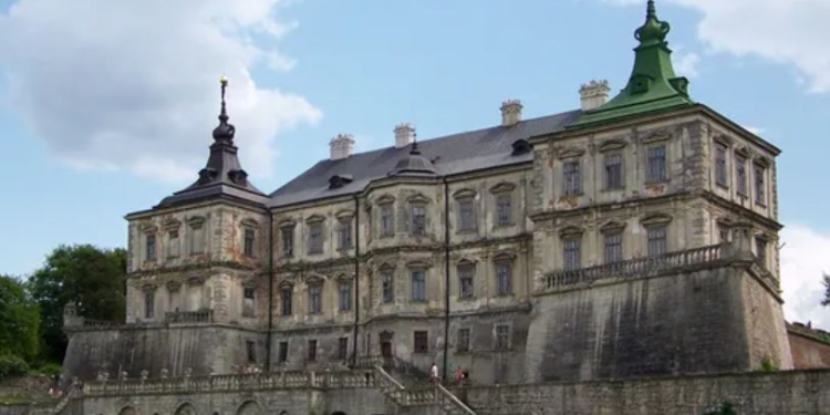 Украинский замок попал в мировой перечень величественных, но заброшенных зданий (ФОТО)