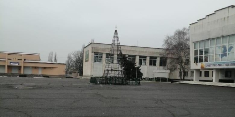 Даже открыть не успели: в райцентре Херсонской области сгорела Главная елка (ФОТО)