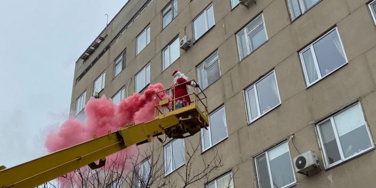 На кране и с файерами: как в Николаеве пациентов областной детской больницы с Днём святого Николая поздравляли (ФОТО)