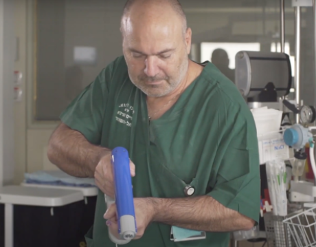 Ученые создали пистолет, который “зашивает” раны и ожоги (ВИДЕО)