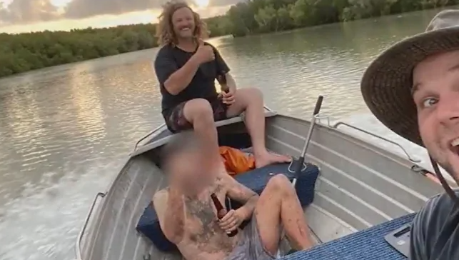 В Австралии рыбаки подобрали беглого уголовника, который 4 дня спасался на дереве от крокодилов (ВИДЕО)