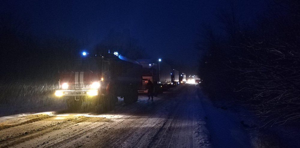 Снег на Николаевщине: спасатели трижды отбуксировали фуры, застрявшие у Мигии (ФОТО) 1