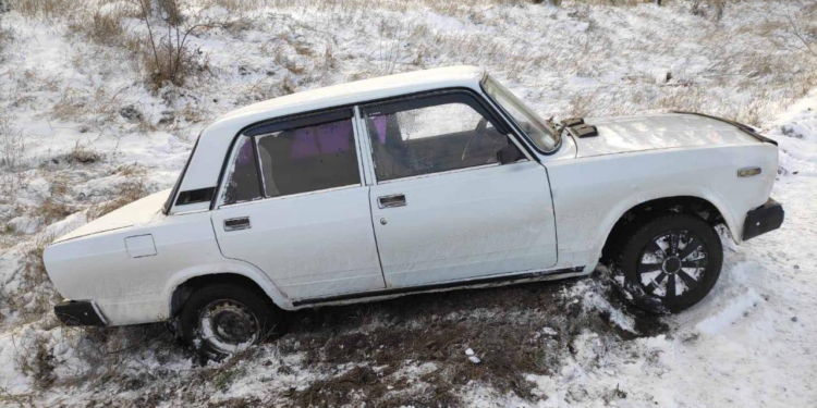 Водитель сам бы не справился: на очаковской трассе спасатели вытаскивали «семерку» из кювета (ФОТО)