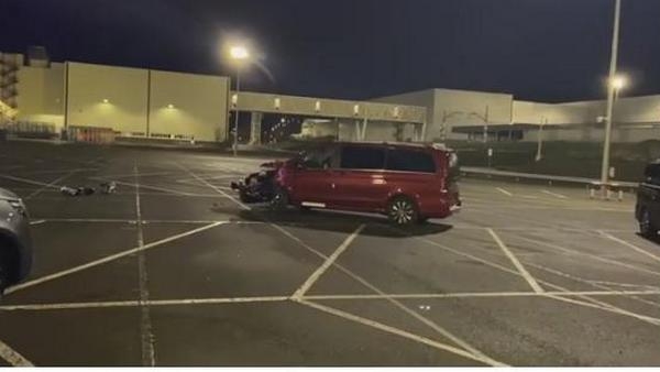 Отомстил за увольнение: в Испании мужчина на бульдозере разбил более 50 «Мерседесов» (ВИДЕО)