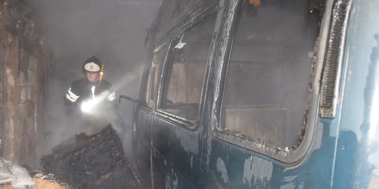 В Николаеве тушили гараж вместе с «Газелью» (ФОТО, ВИДЕО)