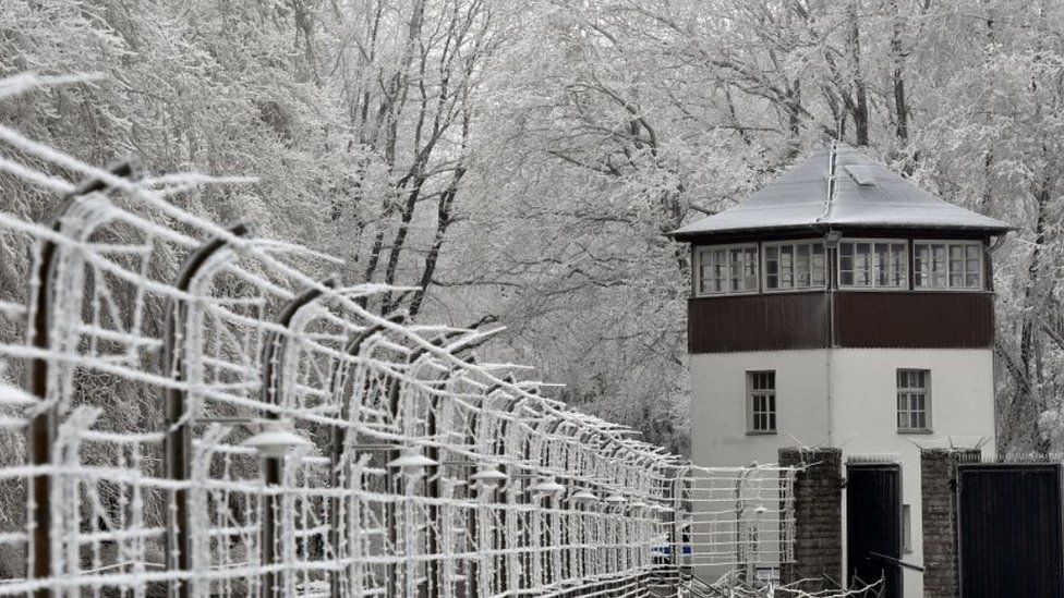 Локдаун в Германии: немцы ездят кататься на санях по братским могилам в Бухенвальде 1