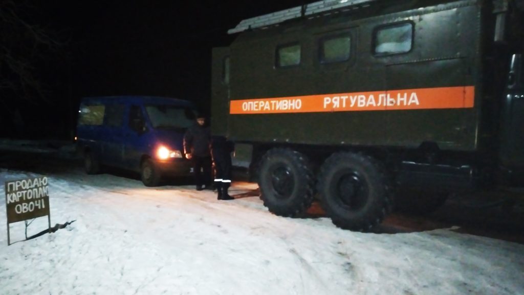 В Новобугском районе ночью спасатели не дали замерзнуть отцу с сыном - у них заглохла машина 1