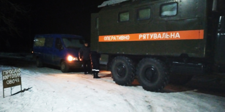 В Новобугском районе ночью спасатели не дали замерзнуть отцу с сыном – у них заглохла машина