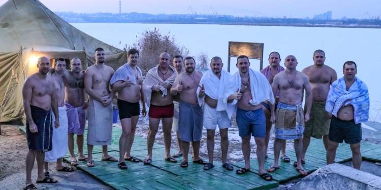 Крещение на Николаевщине: руководство полиции во главе с начальником одними из первых нырнули в ледяные воды Ингула (ФОТО)