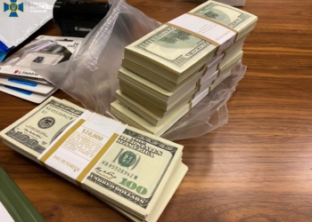 В Киеве действовала банда, которая за $200 тыс. обещала «трудоустроить» в Офис Президента или КМУ, – мошенника задержали с половиной суммы (ФОТО)