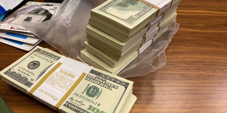 В Киеве действовала банда, которая за $200 тыс. обещала «трудоустроить» в Офис Президента или КМУ, – мошенника задержали с половиной суммы (ФОТО)