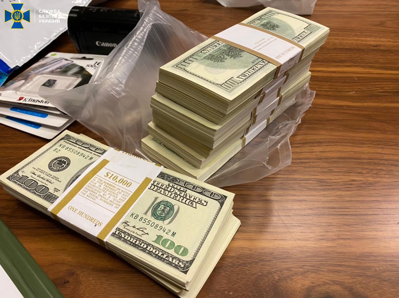 В Киеве действовала банда, которая за $200 тыс. обещала «трудоустроить» в Офис Президента или КМУ, – мошенника задержали с половиной суммы (ФОТО)