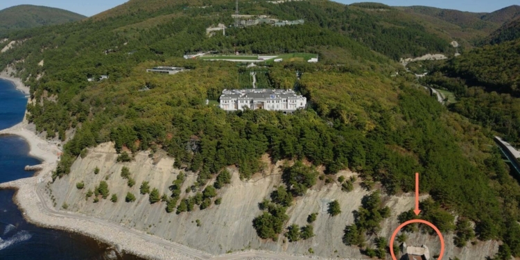 Навальный показал «Дворец Путина» в Геленджике (ВИДЕО)