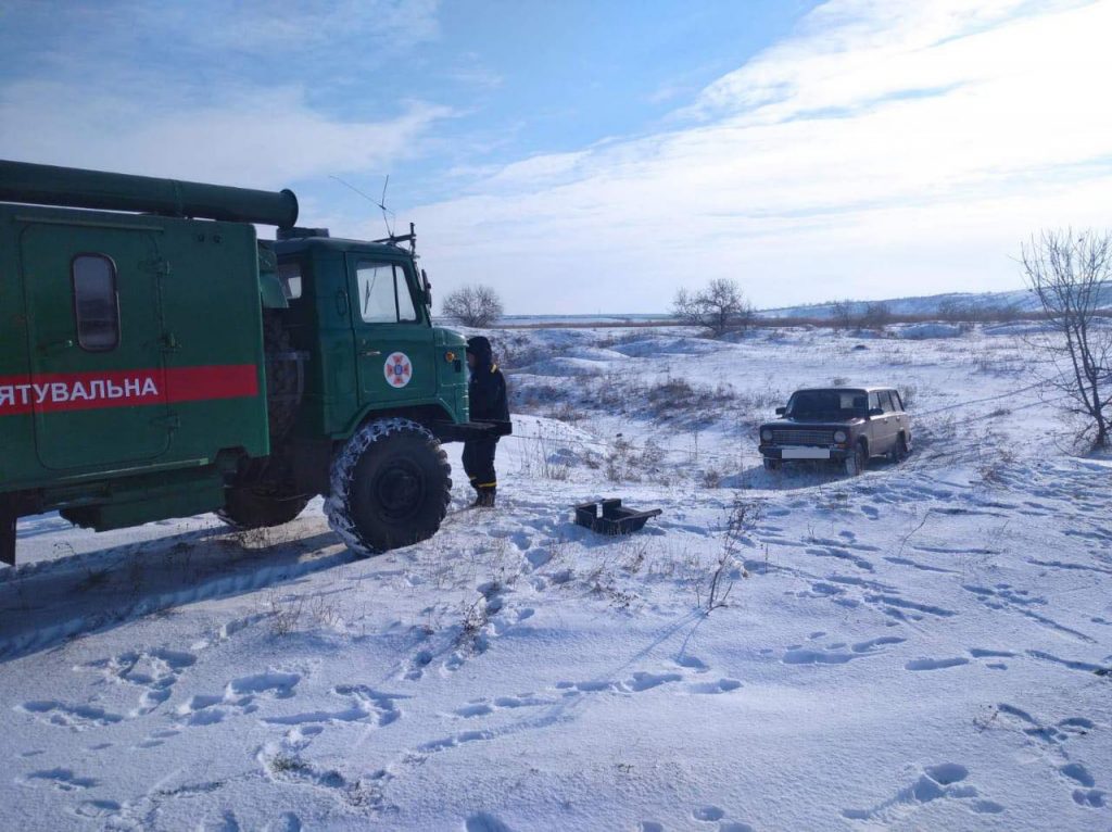 За неделю непогоды спасатели Николаевщины вытащили из снежных заносов 17 автомобилей и обогрели 102 человека 1