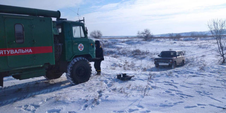 За неделю непогоды спасатели Николаевщины вытащили из снежных заносов 17 автомобилей и обогрели 102 человека