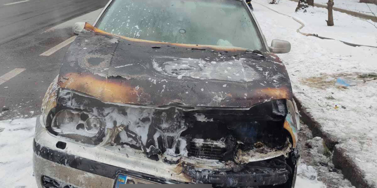 В Николаеве вспыхнул «Фольксваген», припаркованный на Никольской (ФОТО)