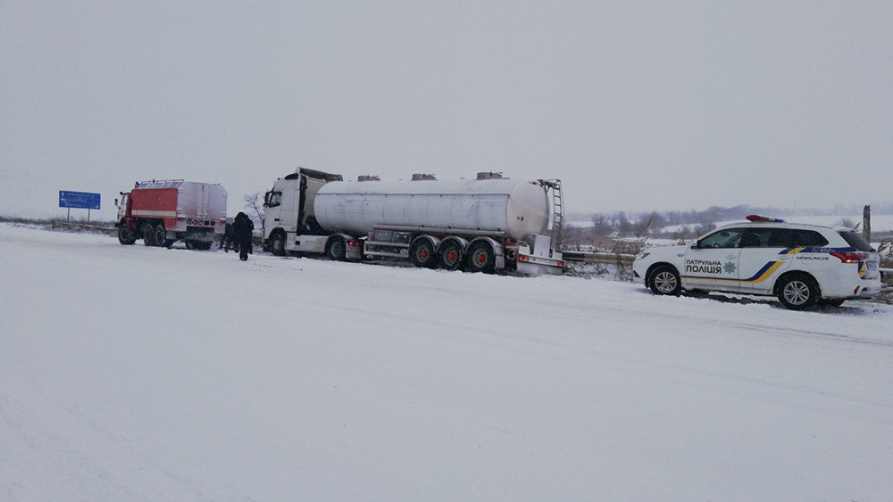 Снег на Николаевщине: спасатели трижды отбуксировали фуры, застрявшие у Мигии (ФОТО) 3