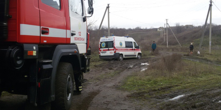 На Николаевщине спасатели вытаскивали «скорую» из грязи (ФОТО)