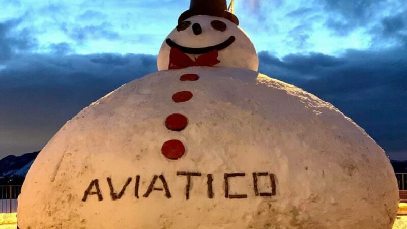 С надеждой на возвращение к «нормальности»: в итальянском туристическом городке слепили гигантского снеговика (ФОТО) 3