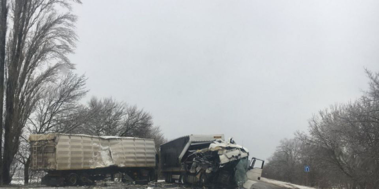 На Николаевщине столкнулись две фуры – травмирован один водитель (ФОТО)