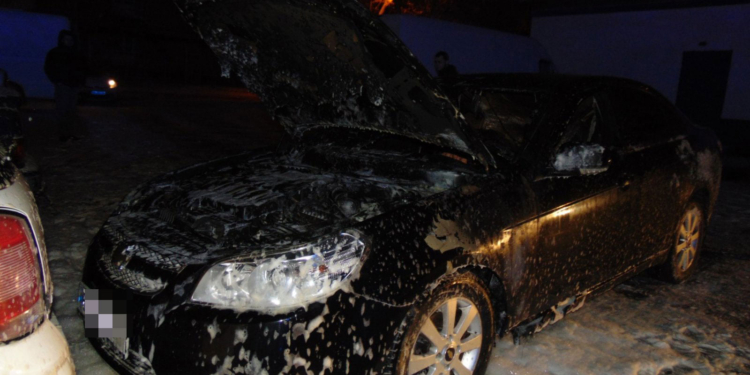 В Николаеве полиция расследует поджог автомобиля Chevrolet в Ингульском районе (ФОТО)