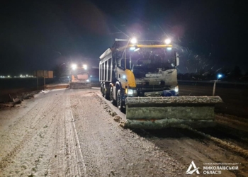 За ночь на дороги Николаевской области высыпали свыше 2 тыс.тонн песчано-солевой смеси и 34 тонны соли (ФОТО)