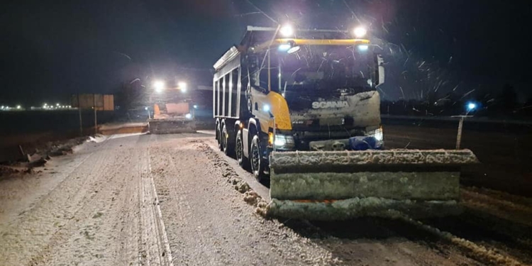 За ночь на дороги Николаевской области высыпали свыше 2 тыс.тонн песчано-солевой смеси и 34 тонны соли (ФОТО)