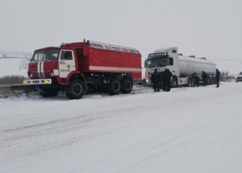 Снег на Николаевщине: спасатели трижды отбуксировали фуры, застрявшие у Мигии (ФОТО)