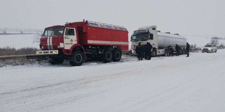 Снег на Николаевщине: спасатели трижды отбуксировали фуры, застрявшие у Мигии (ФОТО)