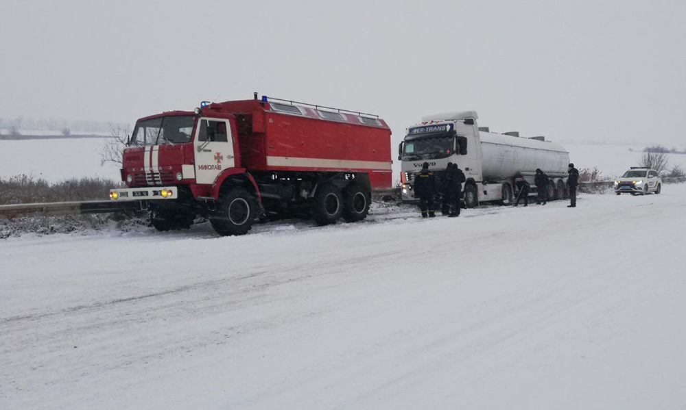 Снег на Николаевщине: спасатели трижды отбуксировали фуры, застрявшие у Мигии (ФОТО) 5