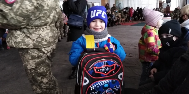“Теплом зігріємо серця”: в Николаеве детям десантников передали подарки от украинской диаспоры Испании и США (ВИДЕО)