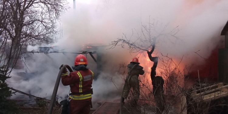 В Первомайске горела баня и хозпостройка, в Криничках – частный дом (ФОТО)