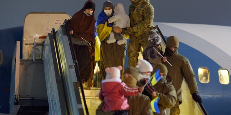 В Украину вернулись освобожденные из сирийского лагеря две женщины и семеро детей (ФОТО)
