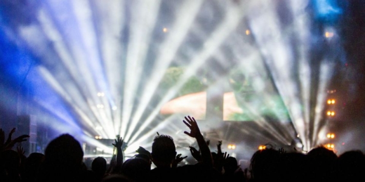 Во Франции полиции не сразу удалось разогнать незаконную новогоднюю вечеринку на 2 тысячи человек